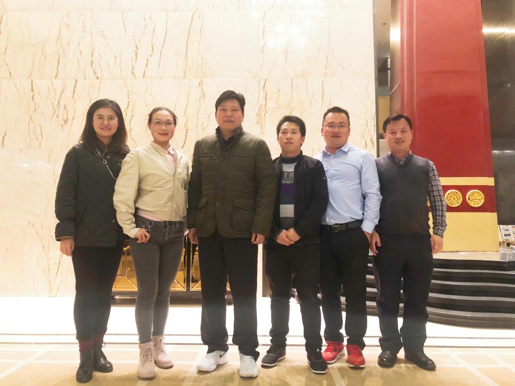 Liu and his delegation posed for a photo with alumni working in Tibet