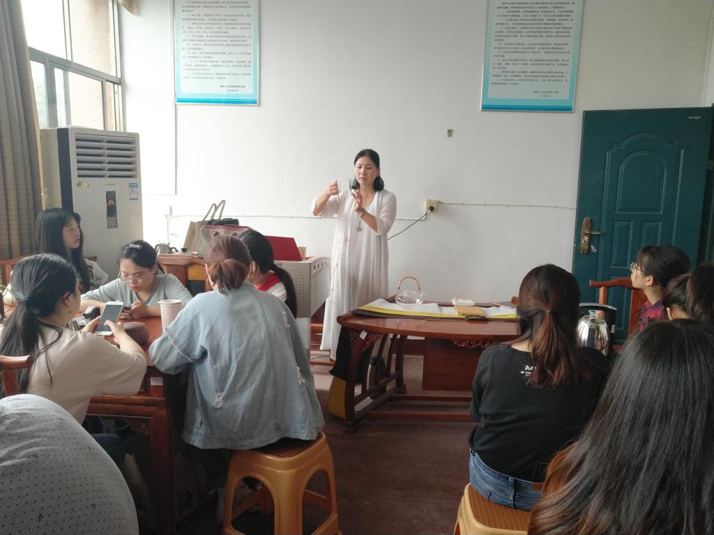 周华兵茶艺师在示范