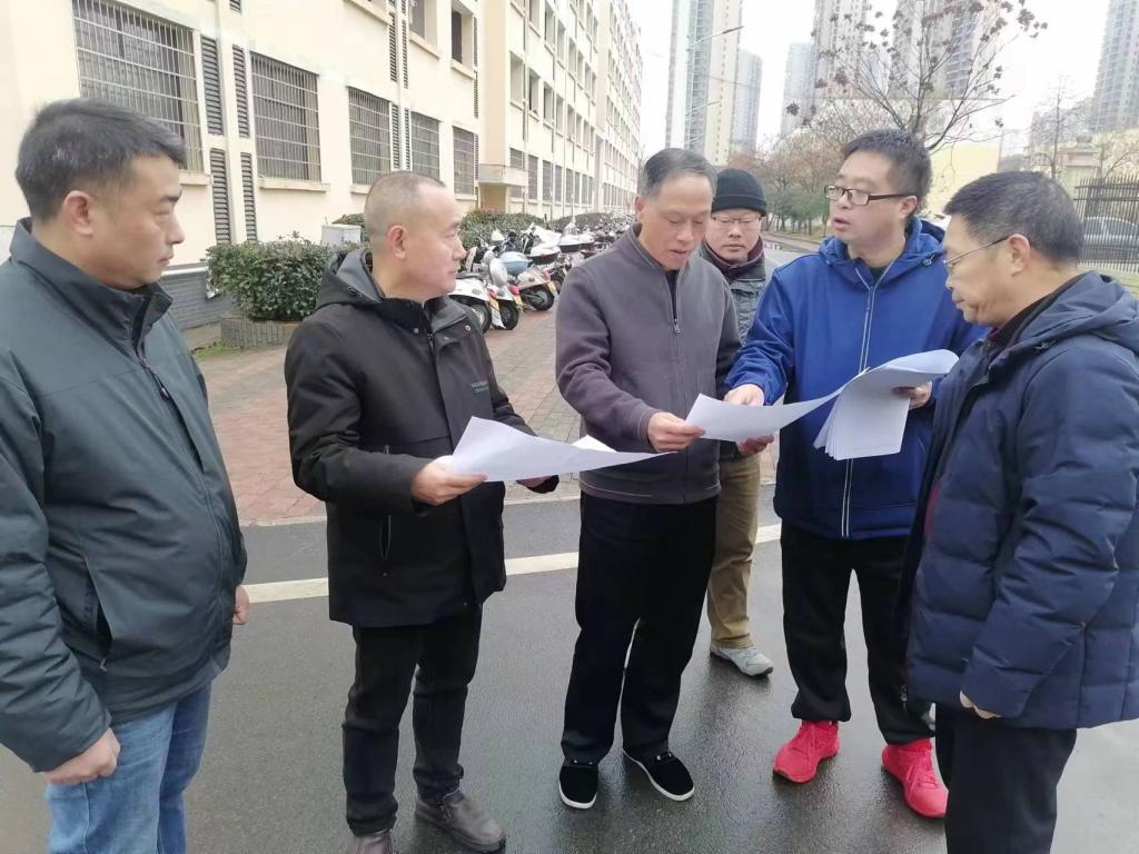 校长在现场审查阳光公寓7#楼建设规划图