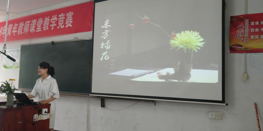 高级花艺师胡纠纠在授课