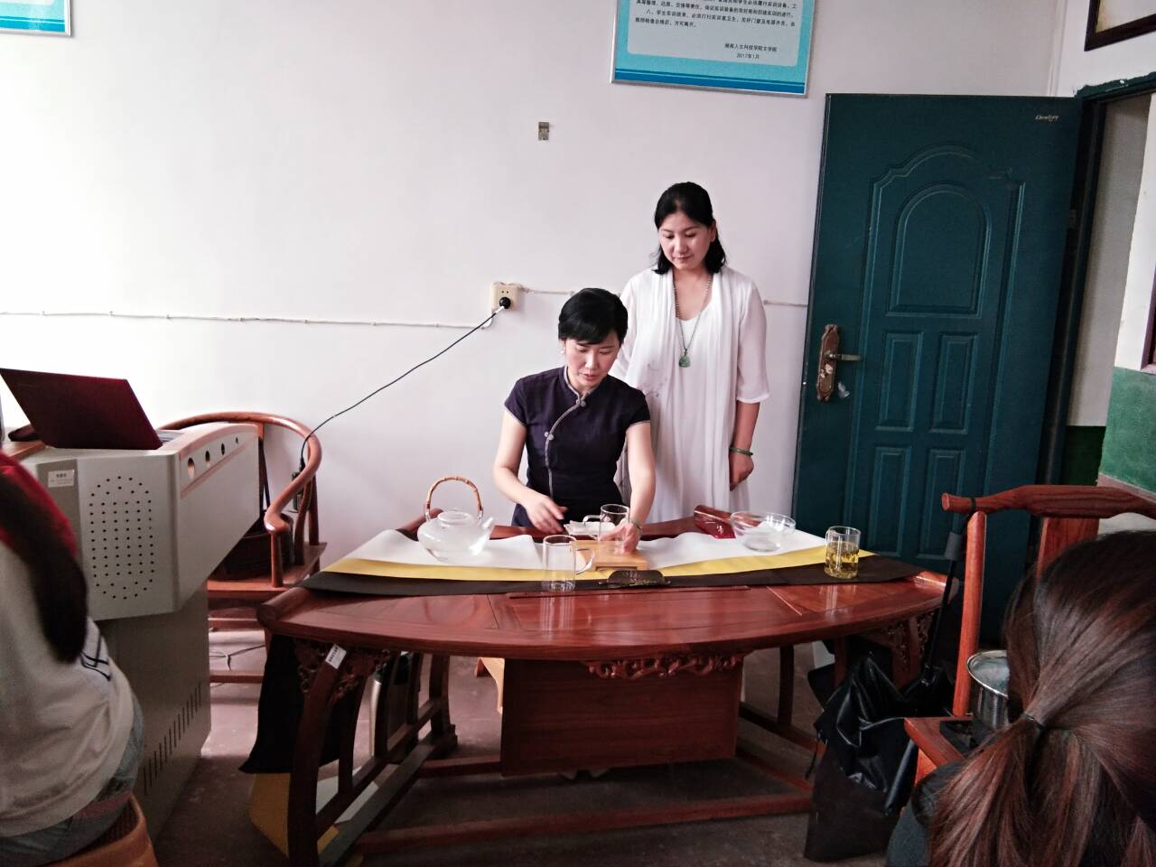 周华兵、罗敏芳老师在示范