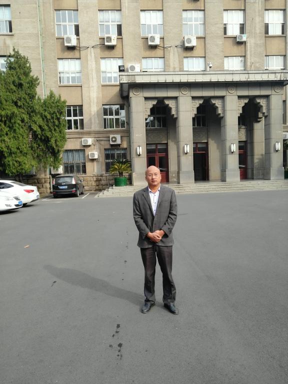山东农业大学办公楼前