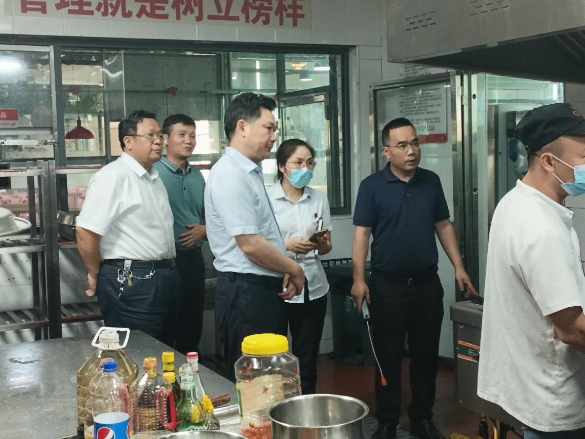 图二 向乾勇率队观看我食堂工作人员正确使用天然气操作流程,并详细了解灶具的各项功能,询问当灶具损坏或者意外熄火时,天然气是否自动关闭,查验食堂消防安全设施,是否有灭火器及燃气泄漏报警器,灭火器是否在保质期内,食堂工作人员是否能规范使用灭火设备,强调学校燃气安全的重要性,现场指出燃气安全工作上存在的问题。