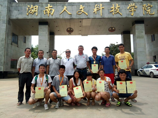 澳门十大赌博正规官网定向越野队（前排右一者为熊念南）