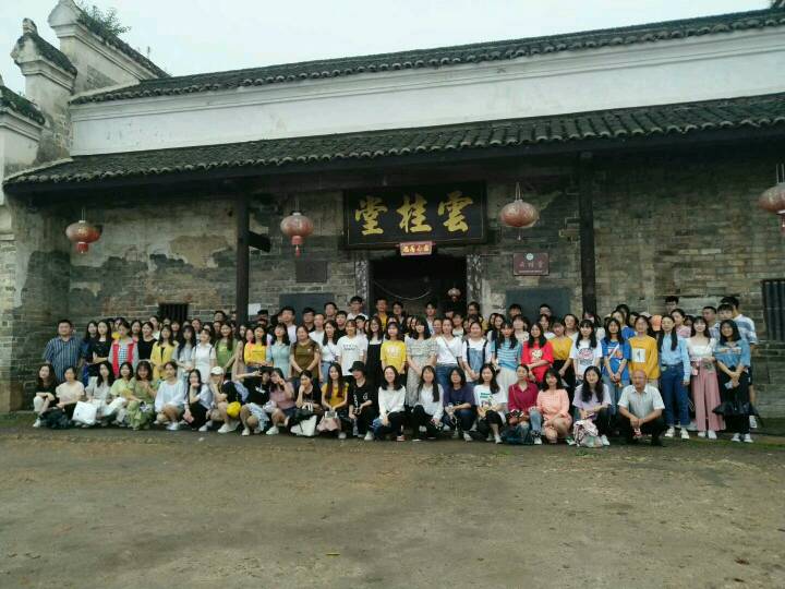 文学院张峰教授带领学生们参观杨市湘军古建筑群