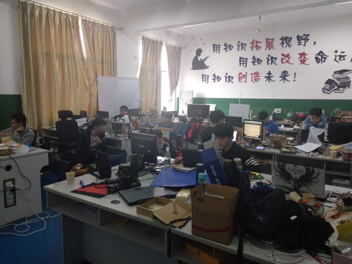 电子设计大赛选手在紧张制作作品