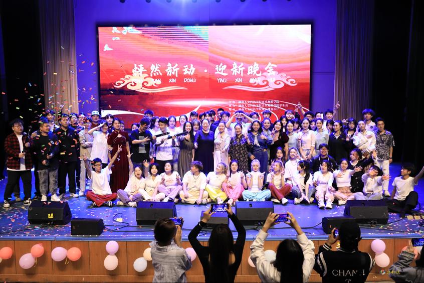 (学院领导与演职人员合影留念)