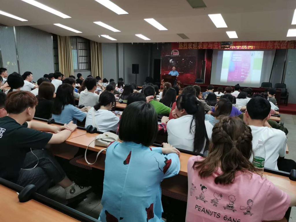 向院长结合澳门十大赌博正规官网的实际情况与我院师生进行交流