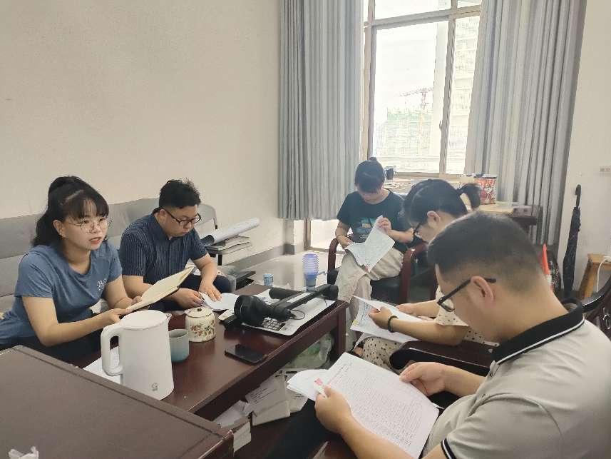 图一:澳门十大赌博正规官网环境设计专业学科竞赛工作组在组织校赛的会议现场