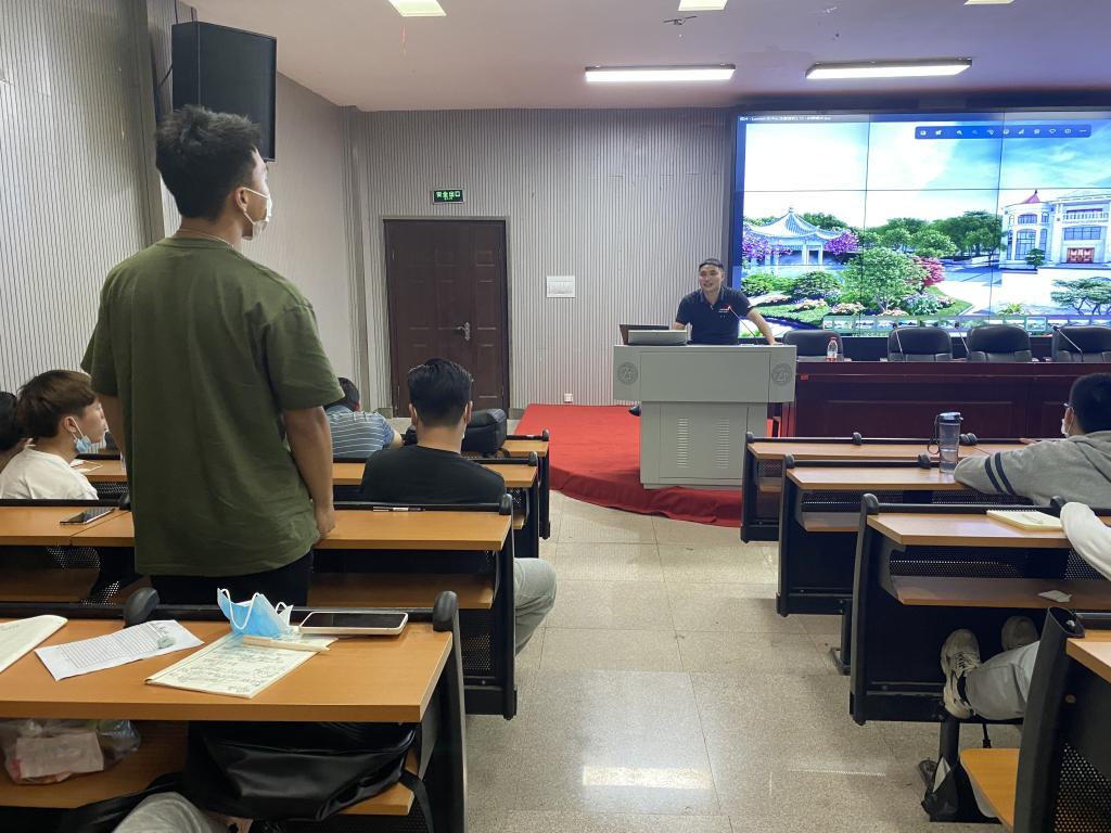 图四:谭铁牛董事长与朱暄同学互动
