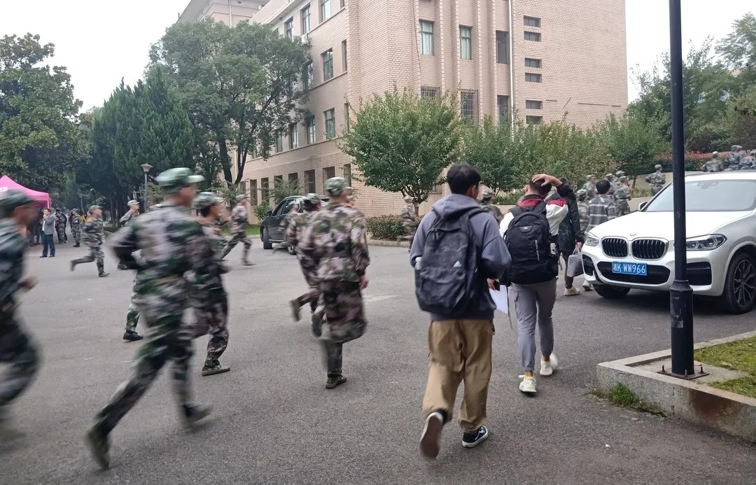 (班助们与新生一同前往军训场地)