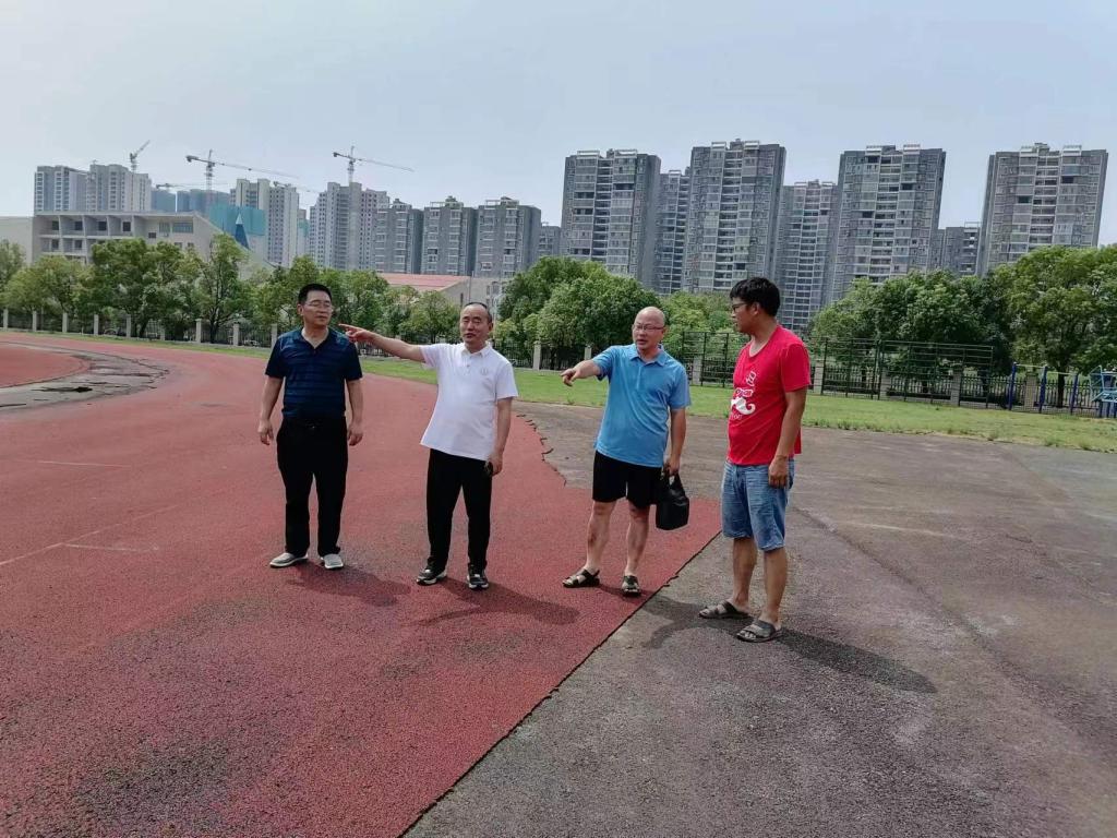 图4:刘铁峰到奥林田径场翻新改造项目现场指导工作