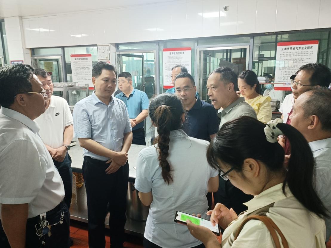 图三 向乾勇、刘铁铭、刘铁峰等人,听取长沙锦茂餐饮管理公司项目经理汇报食堂天燃气使用情况。