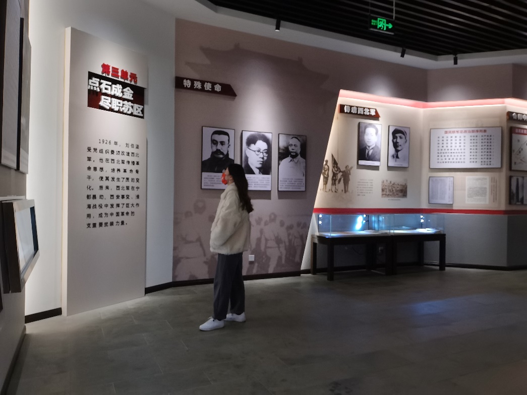 马倩参观刘伯坚纪念馆