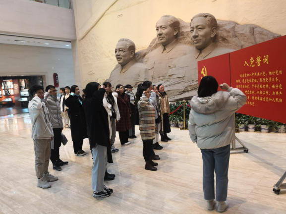 党员重温入党誓词