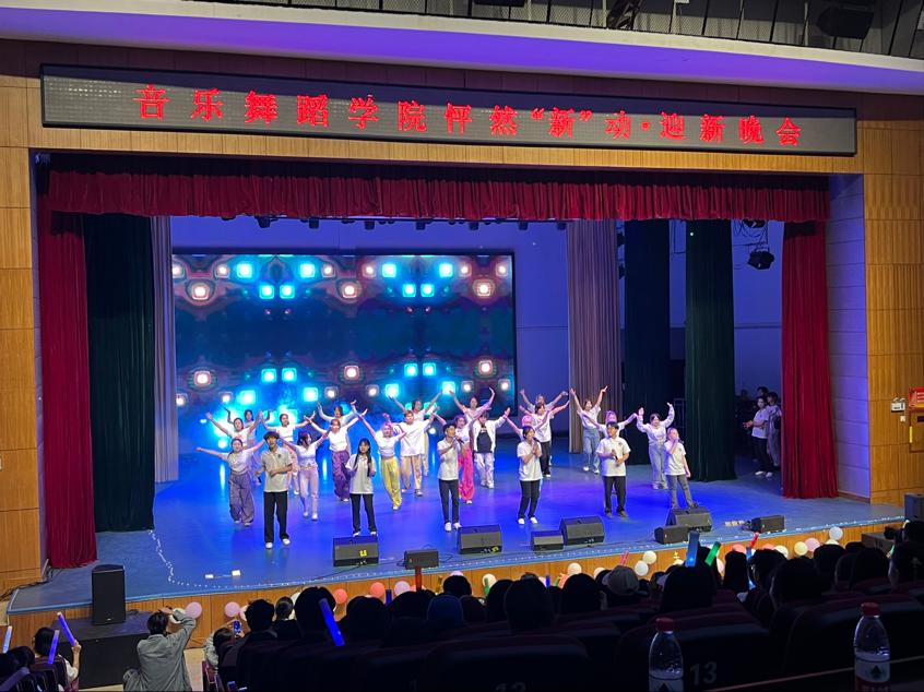 (迎新晚会《青春修炼手册》开场)
