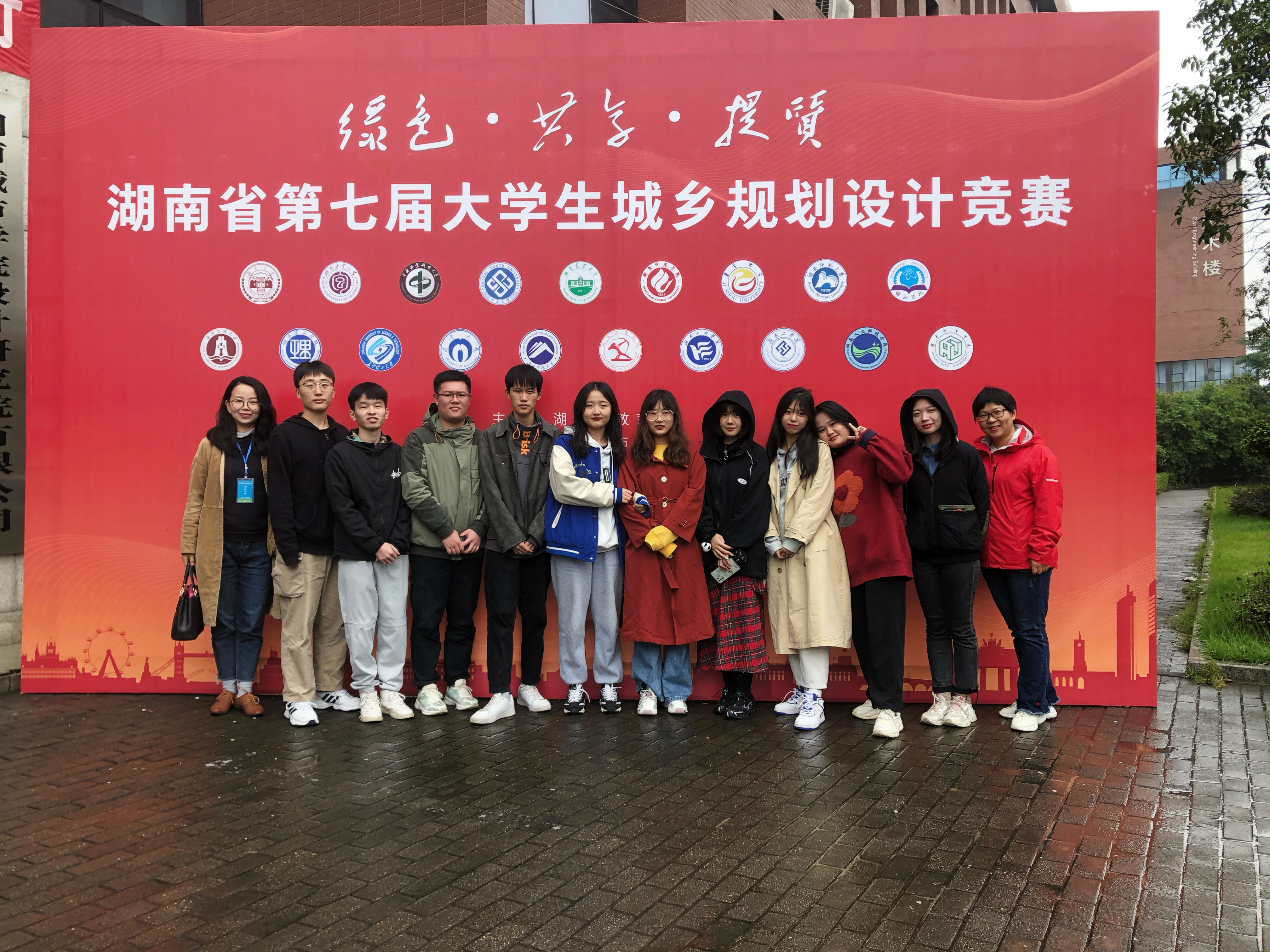 我院环境设计专业师生在竞赛现场合影