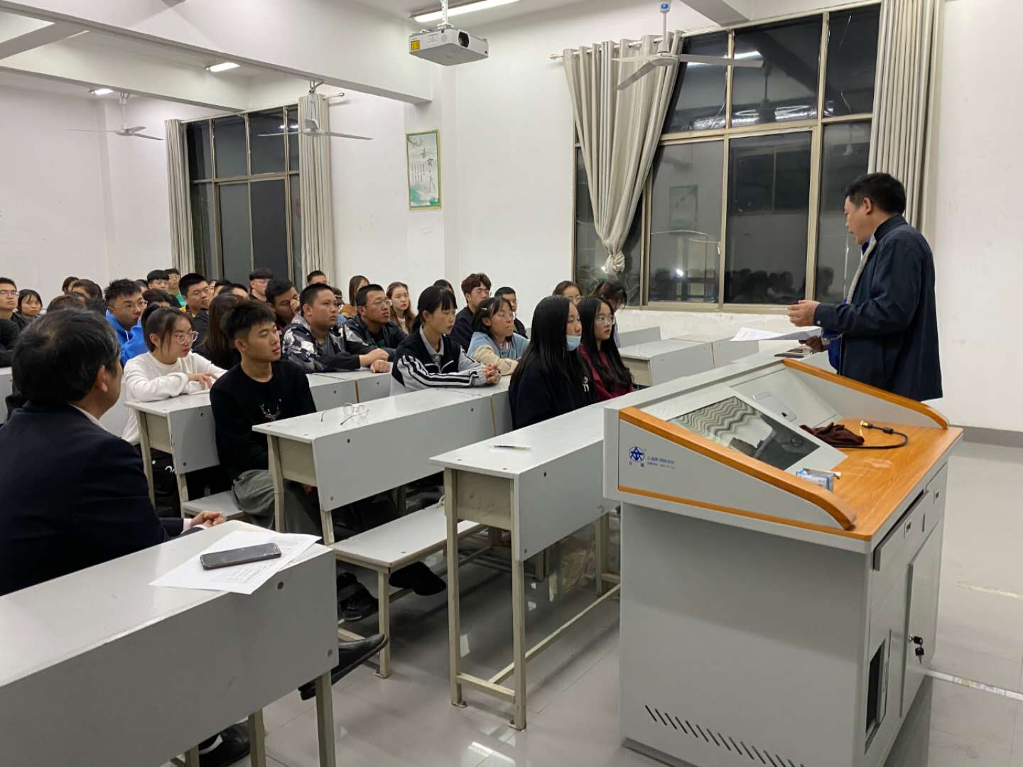 (教务处处长羊四清在宣讲党的十九届五中全会精神)
