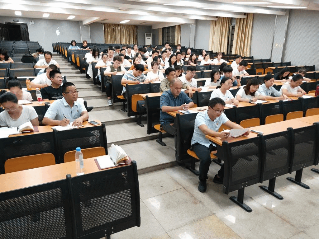 全体党员认真听课做笔记