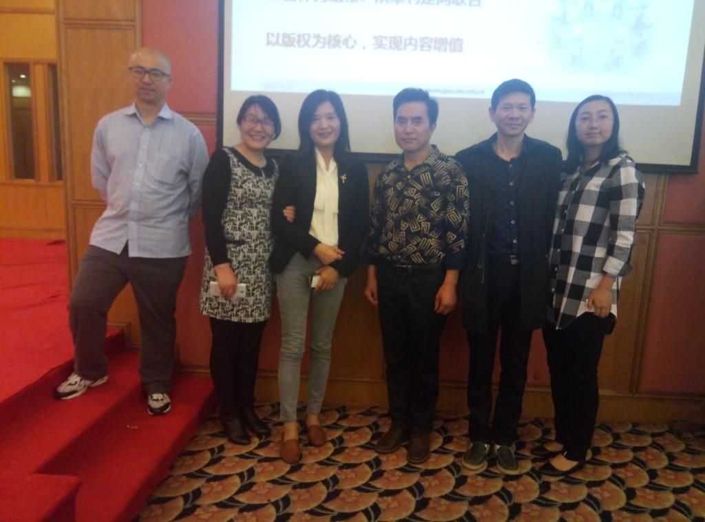 与专家(左三为上海大学秦钠教授)交流,感受大家风范