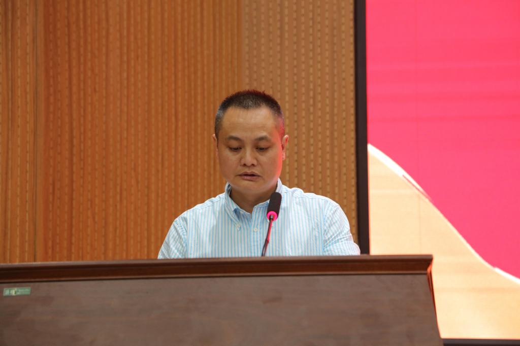 农生院党总支副书记王东光宣读表彰文件