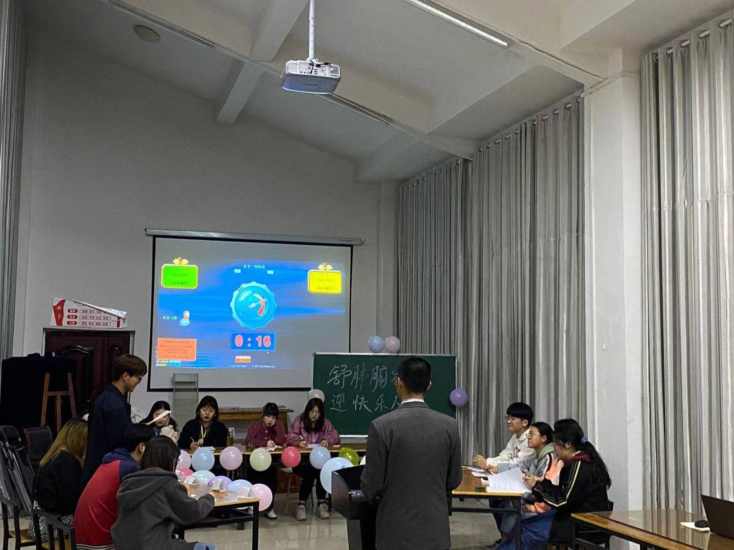 (图为比赛过程,参赛同学正在展开激烈讨论)