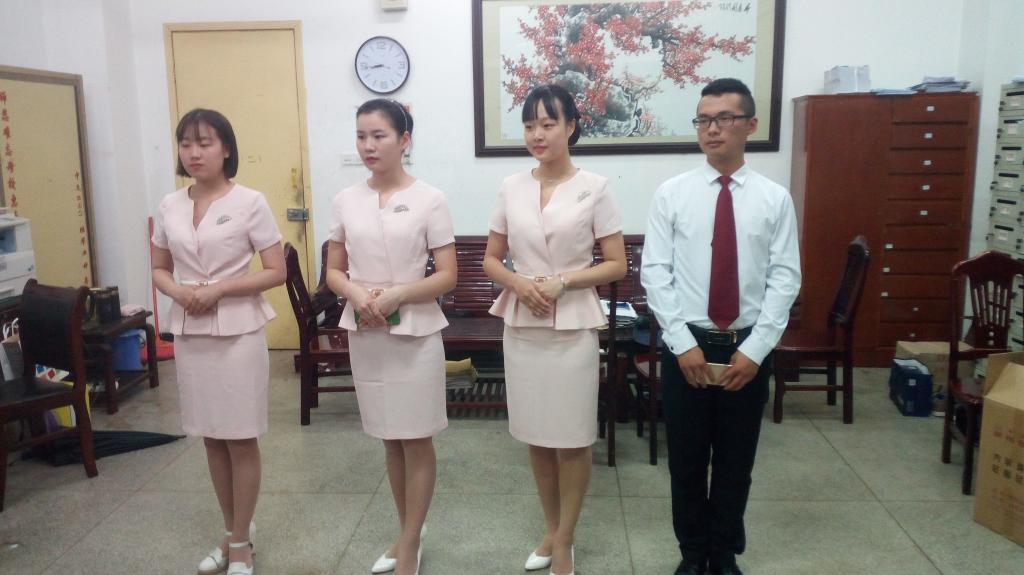 亮相