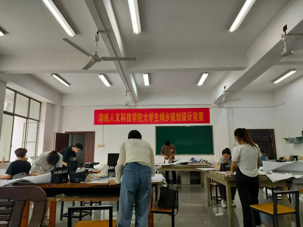 图二:澳门十大赌博正规官网校赛参赛选手的比赛现场