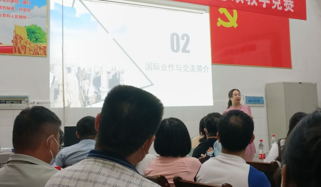 黄敏主任介绍中外合作情况