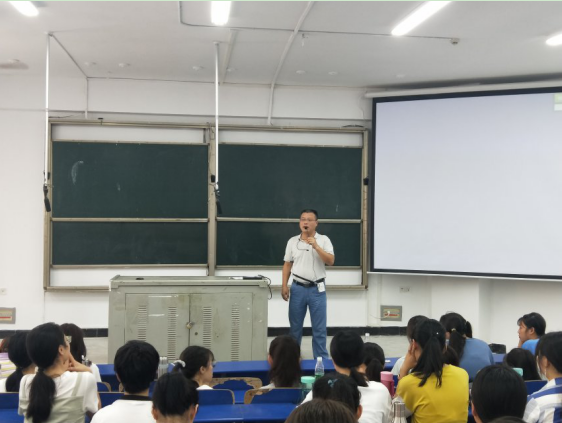 刘超良院长做大学生学习与生活建议的报告