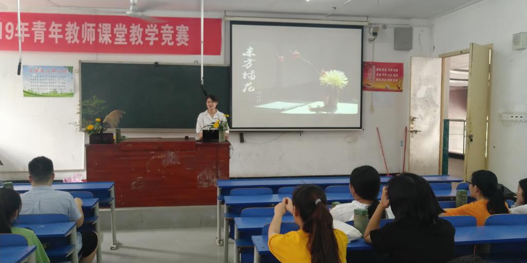 高级花艺师胡纠纠在授课