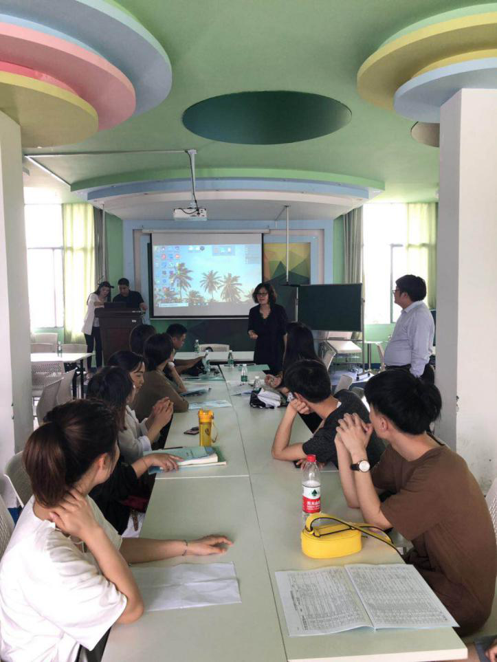 图为:陈莉老师进行宣讲
