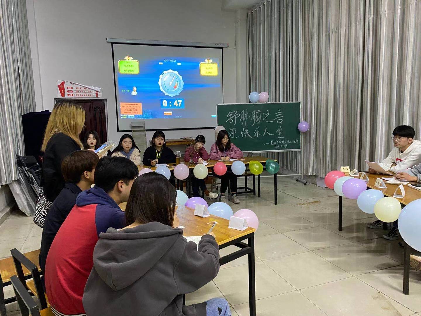 (图为比赛过程,参赛同学正在展开激烈讨论)