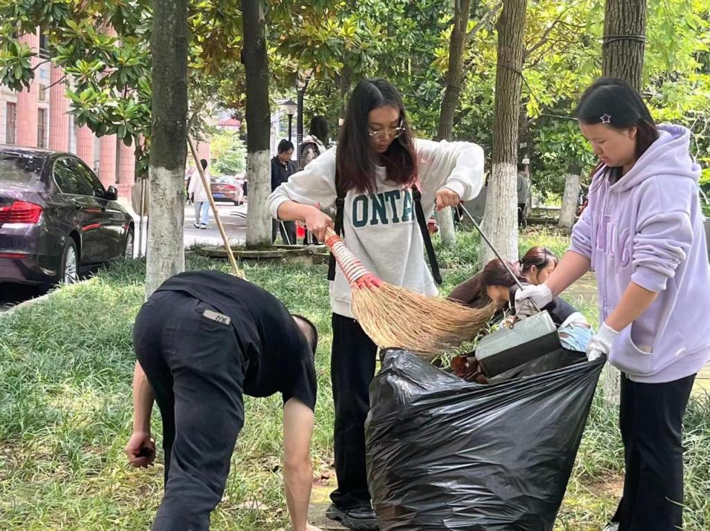 同学们合力把垃圾装进垃圾袋