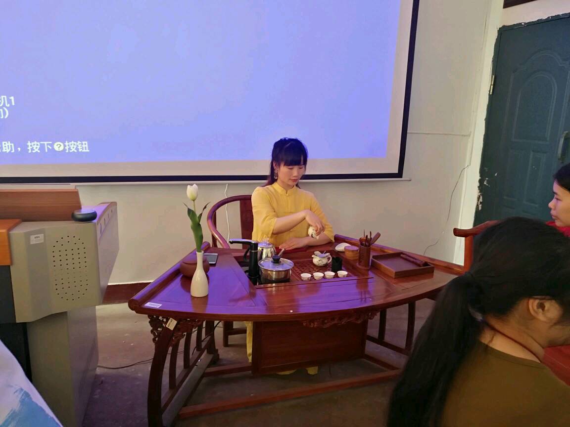 茶艺师叶红认真授课