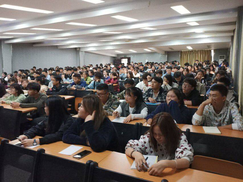 (会议现场)