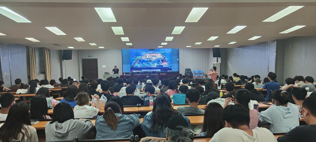 图三:同学们耐心听取讲座