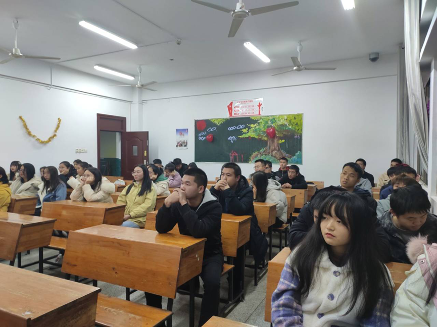 (同学们认真听讲)