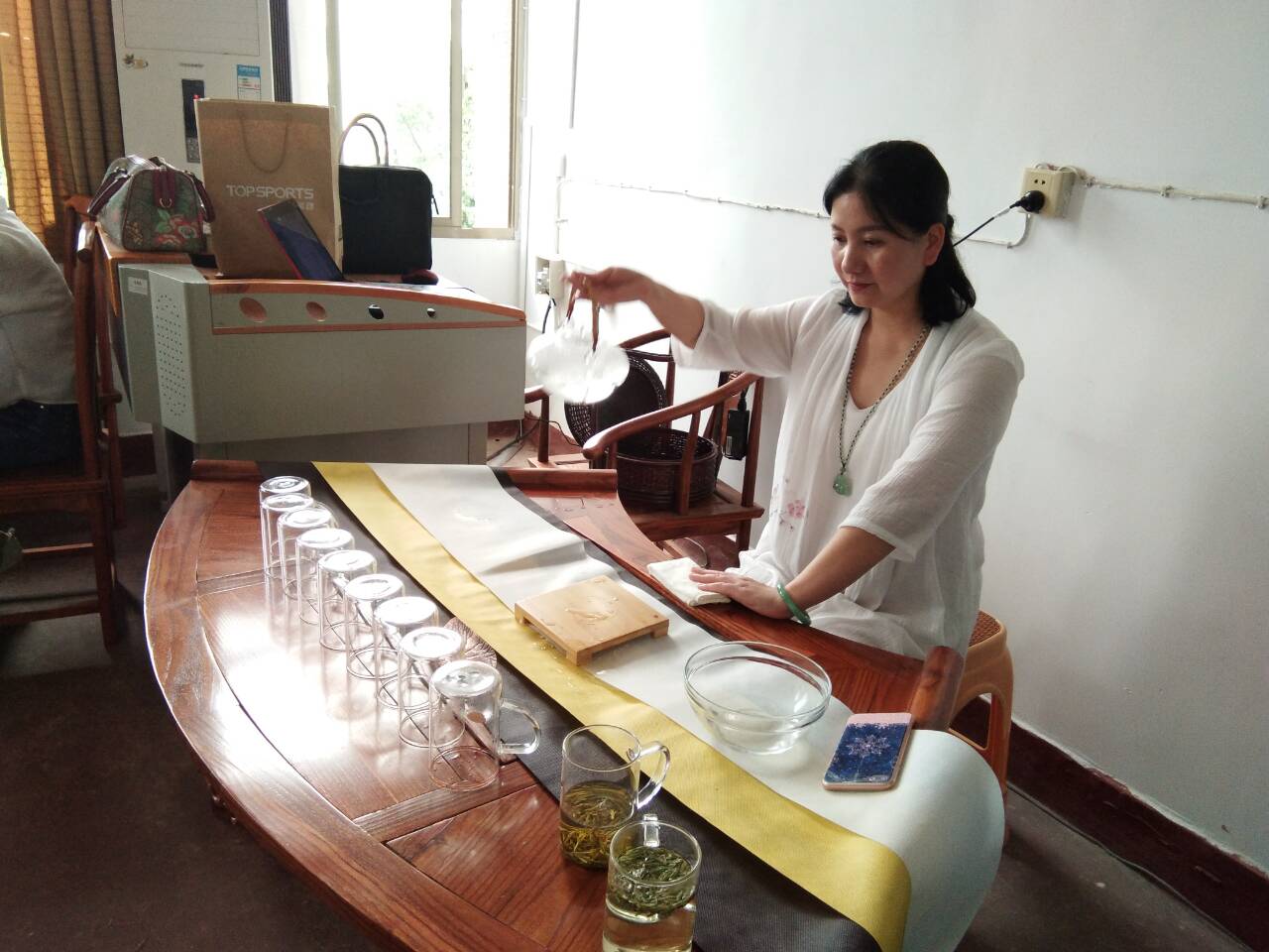 周华兵茶艺师在示范