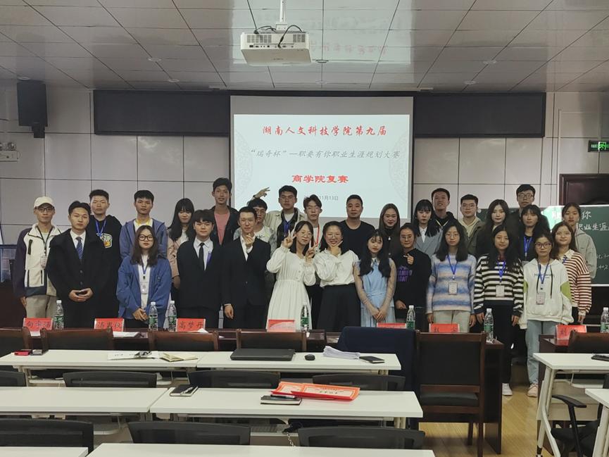 (赛后评委与选手工作人员合影留念)