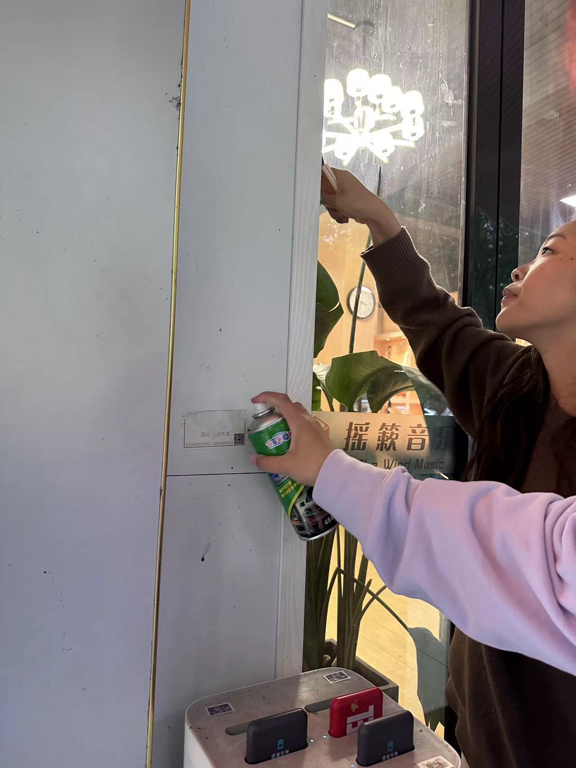 (志愿者们清除顽渍广告)