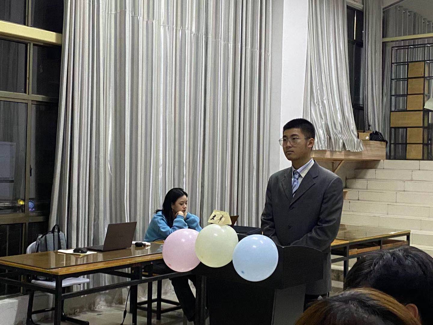 (图为比赛过程,参赛同学正在展开激烈讨论)