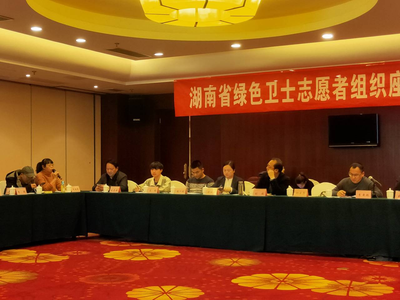 陈杨(左起四)参加座谈会