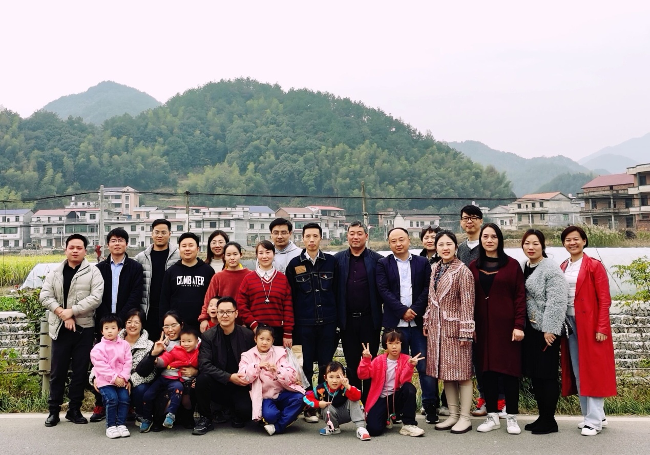 (参加登山活动的学院部分教职工合影)