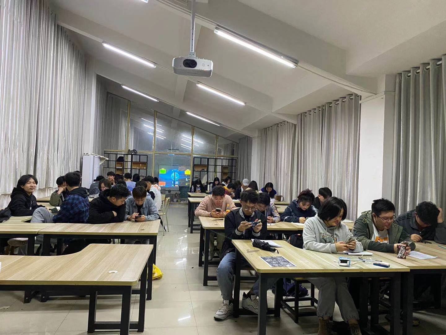 (图为参赛人员级评委裁判)