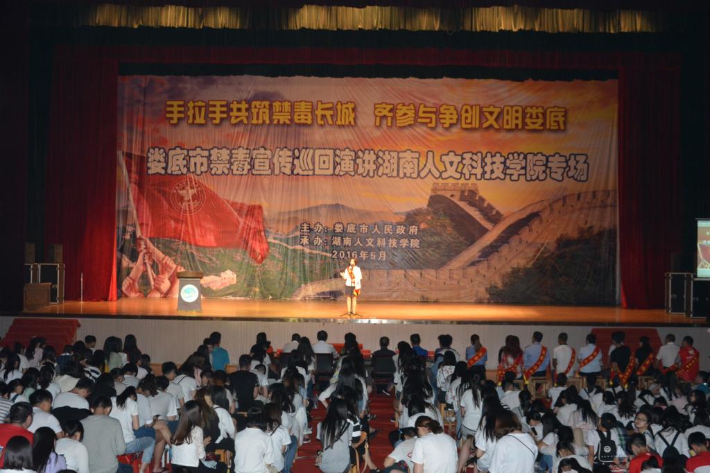 图为出席活动领导与演讲团成员合影