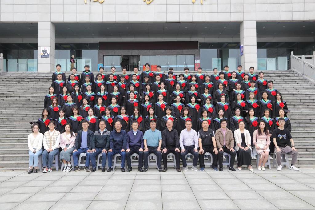 2023届考研上岸学生与院领导、老师合影
