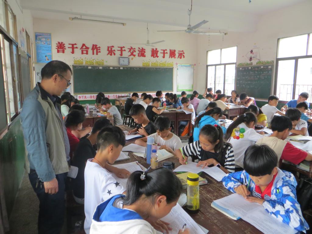 项目组在涟源伏口中学做青少年心理素质状况调查