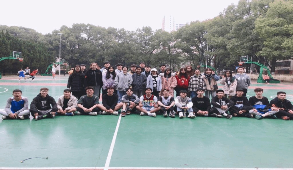 (商学院全体球员合影留念)