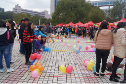 图为学生参与“钓鱼”游戏